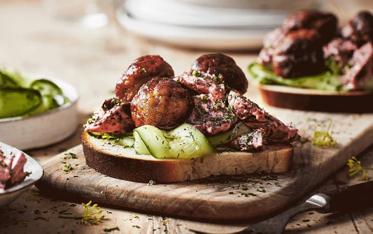 Klassisches Sandwich mit Rote-Bete-Salat und Köttbullar